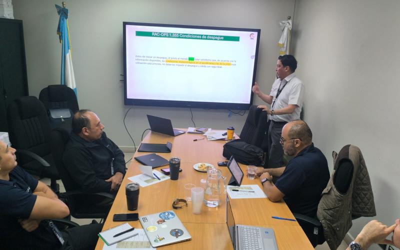 Durante el curso, se socializaron los procedimientos actualizados establecidos por la DGAC y se explicaron los cambios que trajo consigo la implementación del GRF,