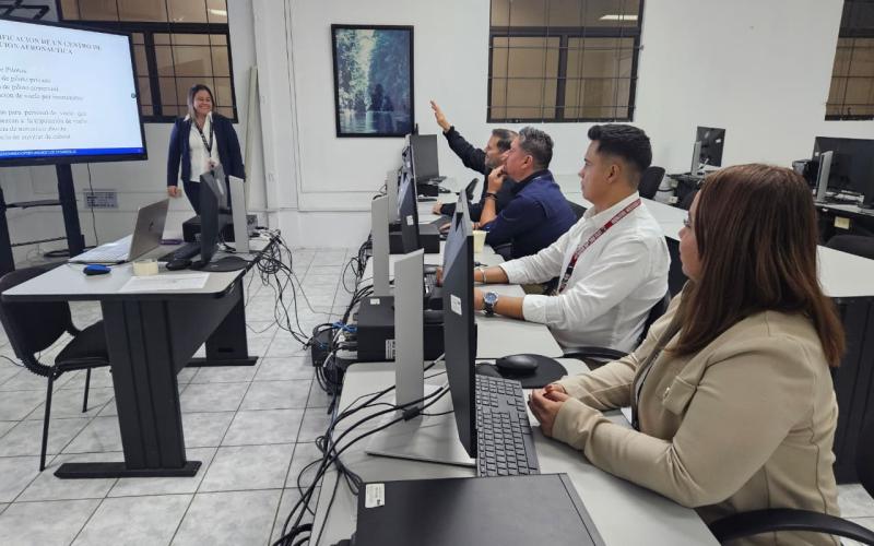 María José inició su trayectoria en la DGAC en el año 2012. Es Licenciada en Administración de Empresas, cuenta con la licencia de Despachador de Vuelo y, desde 2017, ha ejercido el cargo de Inspectora de Escuelas Aeronáuticas