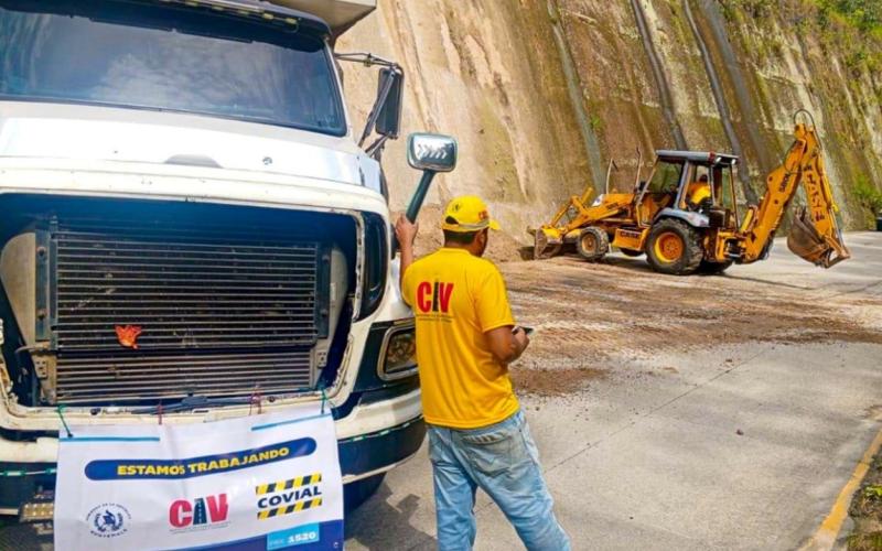 Covial retira derrumbes en el libramiento de Barberena 