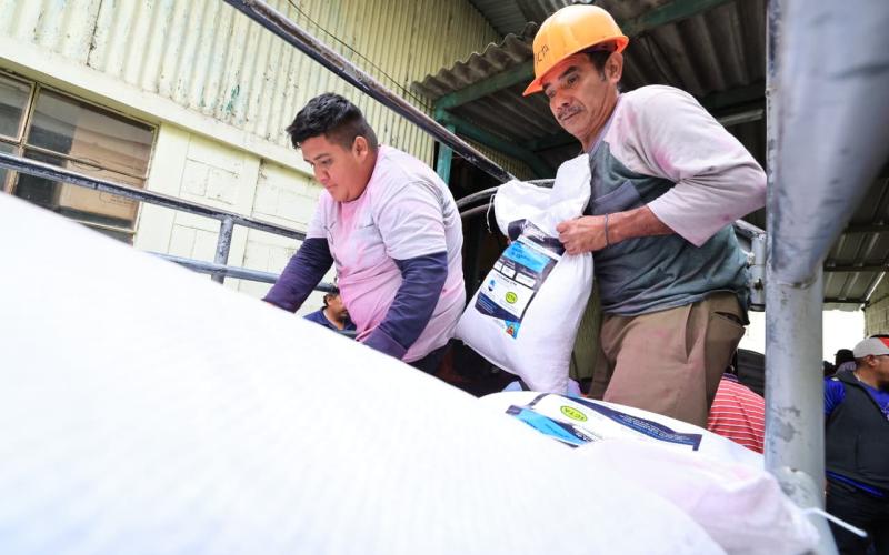 Entrega de semillas benefician a productores afectados por sequía
