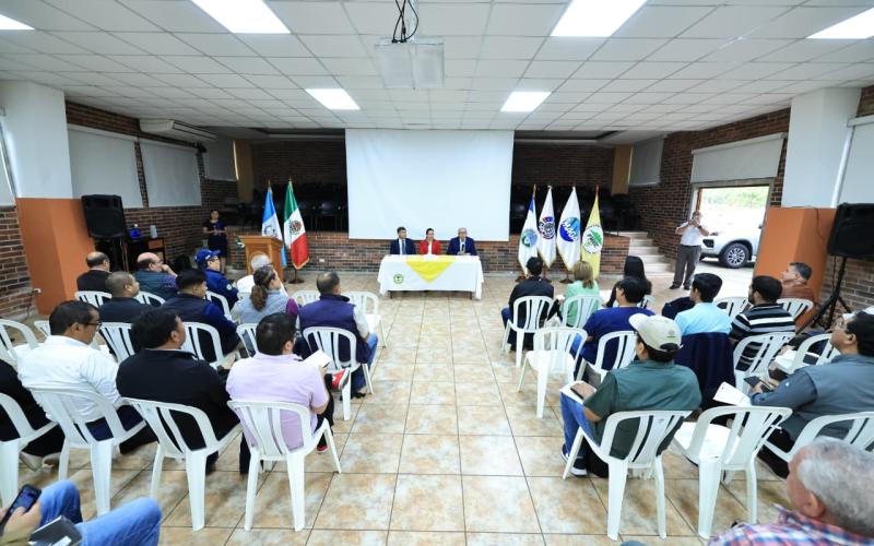 Capacitan a personal sobre trampeo y recolecta de moscas del gusano barrenador