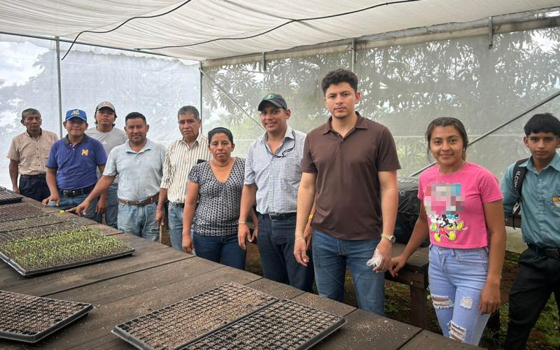 Capacitan a productores en producción de pilones y hortalizas