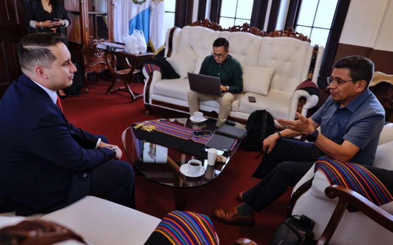 Ministro de Comunicaciones y diputado Faver Salazar coordinan acciones para fortalecer la red vial de Jalapa