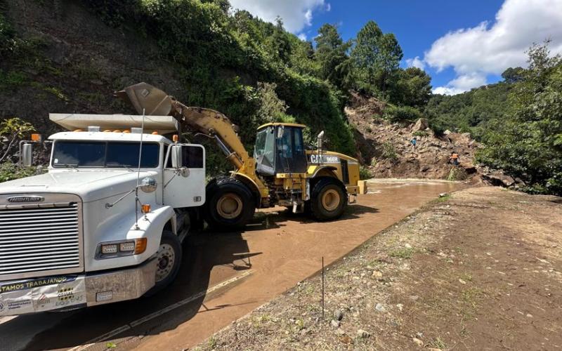 Covial atiende emergencia por derrumbe en Tecpán–Chiché