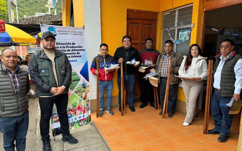 Directores de centros educativos reciben insumos para huertos escolares