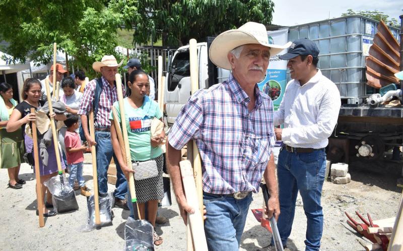 Entregan kits agrícolas a 400 familias productoras en El Progreso