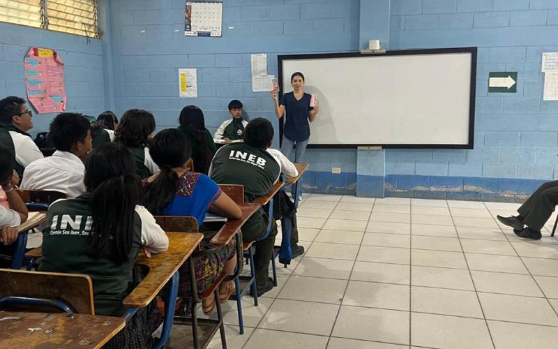 Estudiantes de Baja Verapaz reciben charlas de alimentación saludable y equidad de género