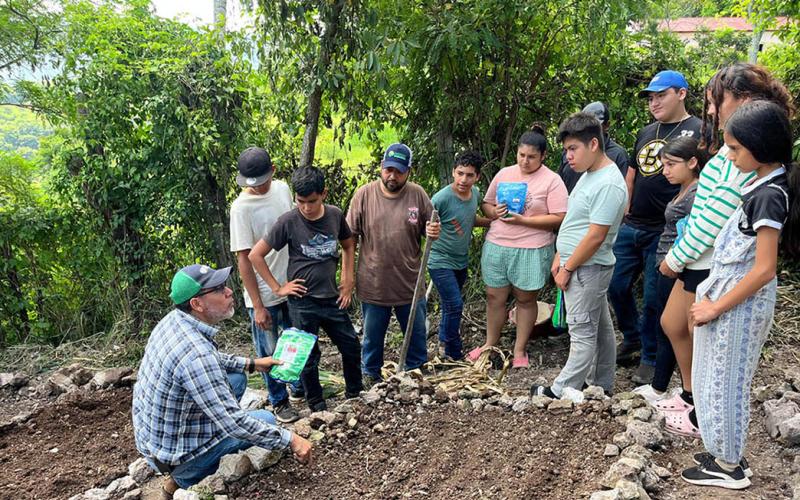 Estudiantes de tele secundaria cuentan con huerto escolar