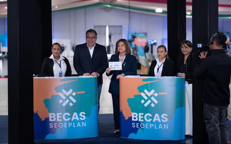 La Presidenta en funciones, Karin Herrera, y el titular de SEGEPLAN, Carlos Mendoza, inauguraron la XXIV Feria Nacional de Becas.