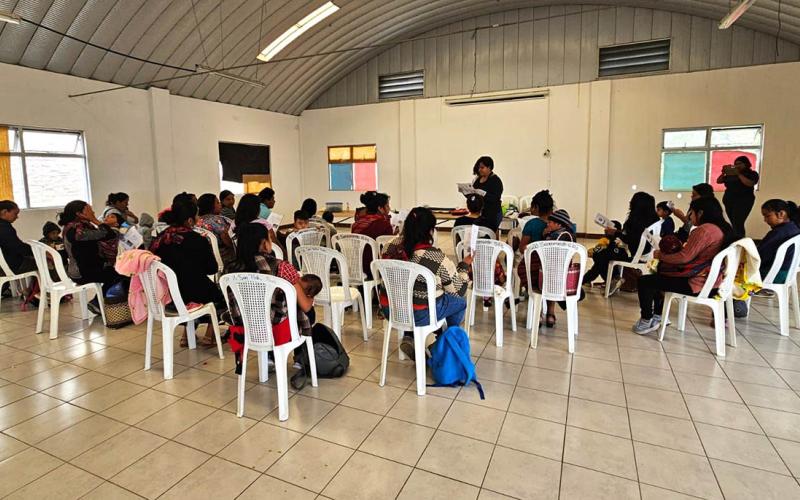 Familias de San Pedro Sacatepéquez aprenden a preparar comidas nutritivas 