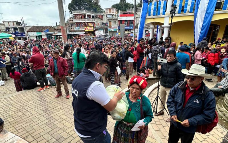 Familias en situación de inseguridad alimentaria reciben raciones de alimentos