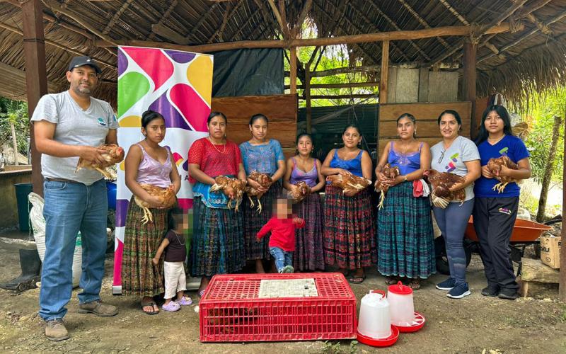 Impulsan seguridad alimentaria con entrega de insumos avícolas