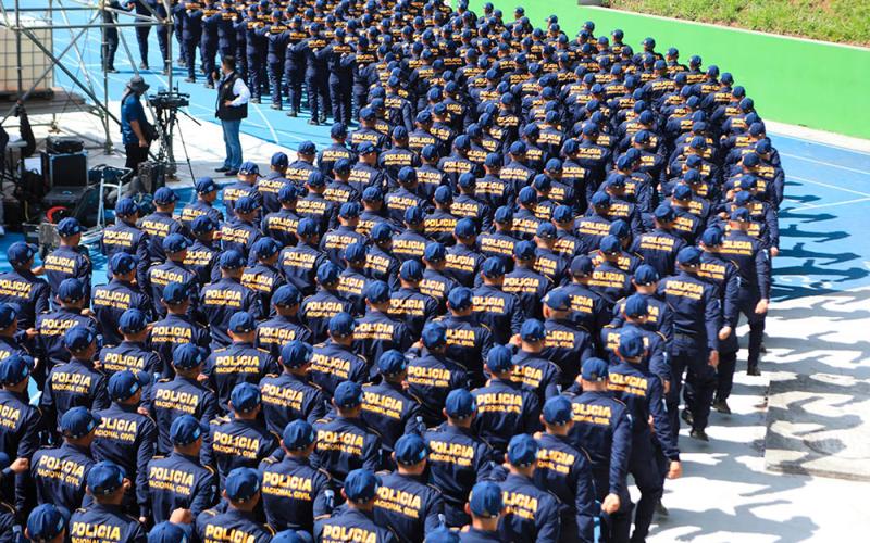 Nuevos policías juran servir con valentía y honor a su patria