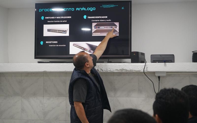 Abogados de Uncosu se capacitan en tecnología de televisión análoga y digital, fortaleciendo sus conocimientos técnicos y legales. ¡Comprometidos con la formación continua!