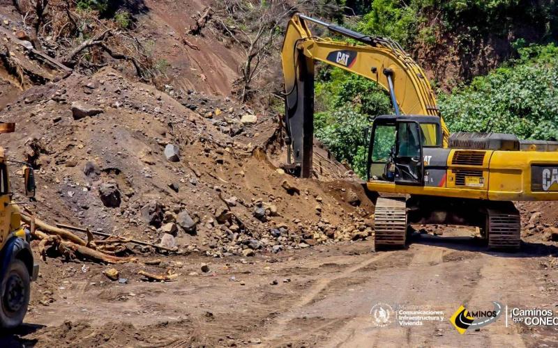 CIV retoma trabajos de remoción de derrumbe en Santa María de Jesús, Sacatepéquez