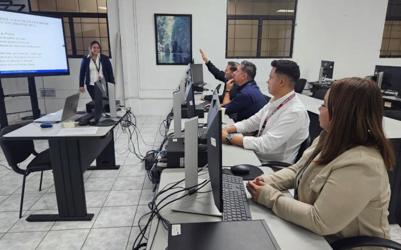 Instructora María José Samayoa destaca como figura clave en la formación aeronáutica nacional