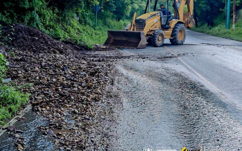 Caminos atiende con personal y maquinaria derrumbes ocasionados por lluvias