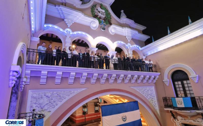 Palacio de Correos ilumina su arco con la bandera de la República de El Salvador
