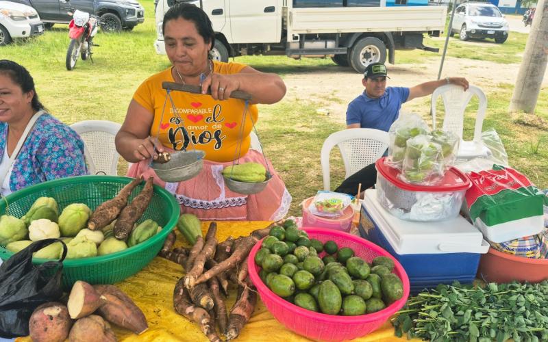 Productoras de Poptún destacan en el Día de Plaza