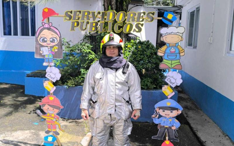 Durante la jornada, los pequeños tuvieron la oportunidad de conocer de cerca el trabajo que realizan los bomberos aeronáuticos para garantizar la seguridad en el entorno aeroportuario