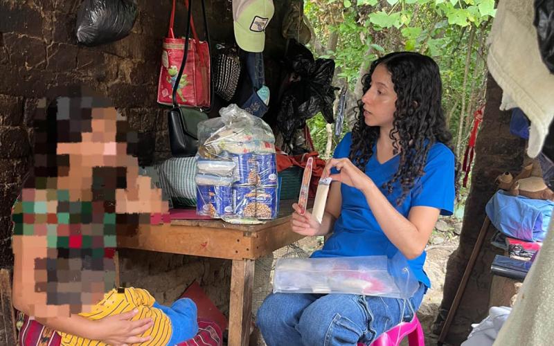 Visitan a familias con niños en situación de desnutrición aguda en San Miguel Chicaj