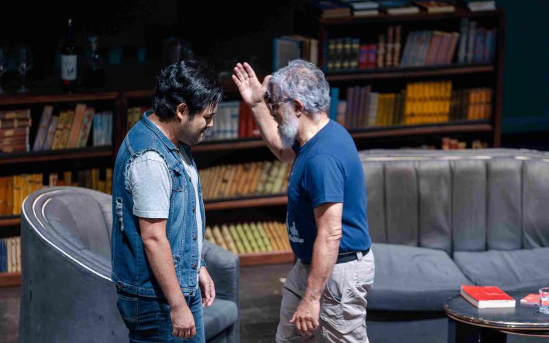 Con la lupa en el espejo