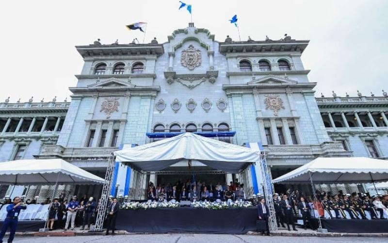 Desfile cívico escolar llena de colorido el Centro histórico