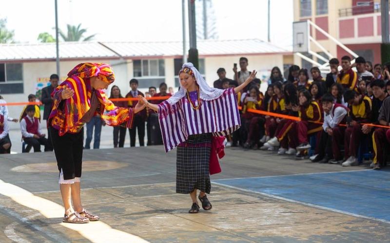 Los bailarines del Ballet Moderno y Folklórico, Laura Morales y César Estrada, se encuentran en Perú