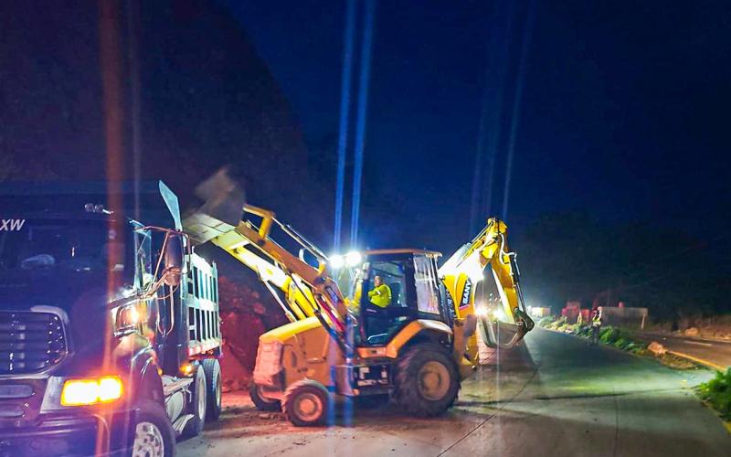 Covial trabaja de noche para restablecer el paso en la CA-9 Norte