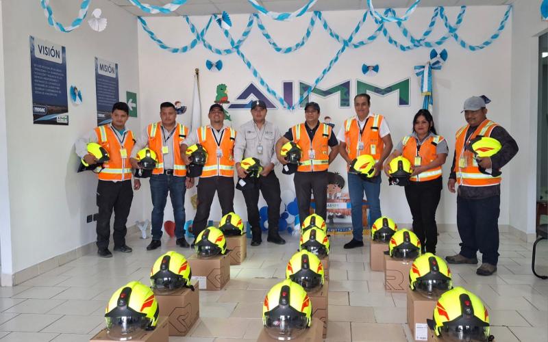 Seguridad que brilla: nuevos cascos con linterna refuerzan la respuesta a emergencias nocturnas en el AIMM