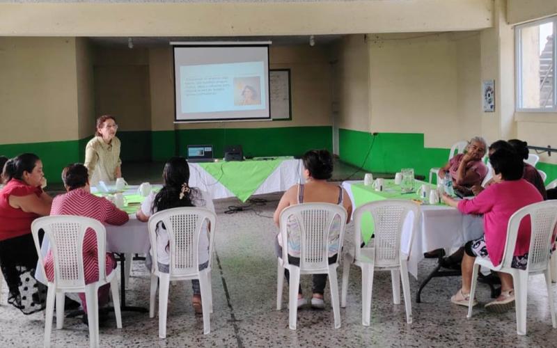 Promotoras de los CADER de San Miguel Petapa aprenden cómo emprender