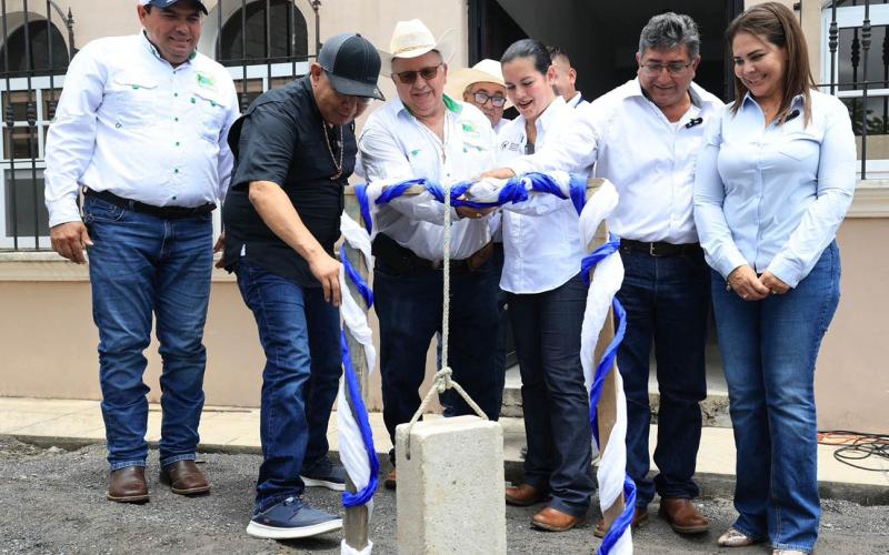 Colocan primera piedra de Laboratorio de Sanidad Animal en Izabal