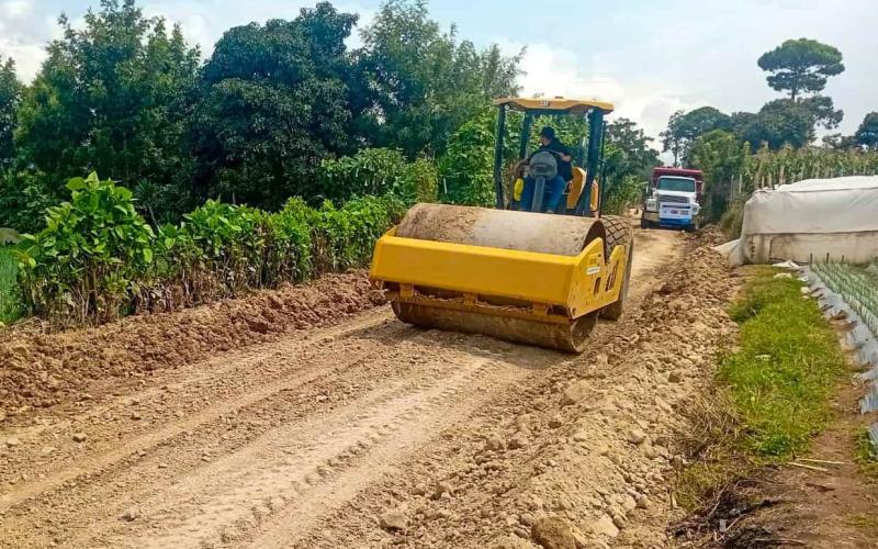 Covial mejora ruta de terracería en Acatenango para beneficiar a las comunidades
