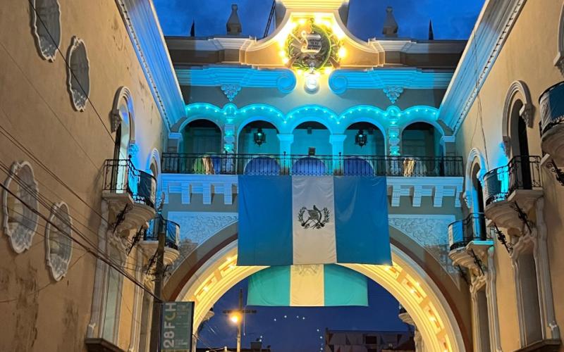  Correos de Guatemala iluminó su Arco en color turquesa en conmemoración del Día Internacional de la Lengua de Señas