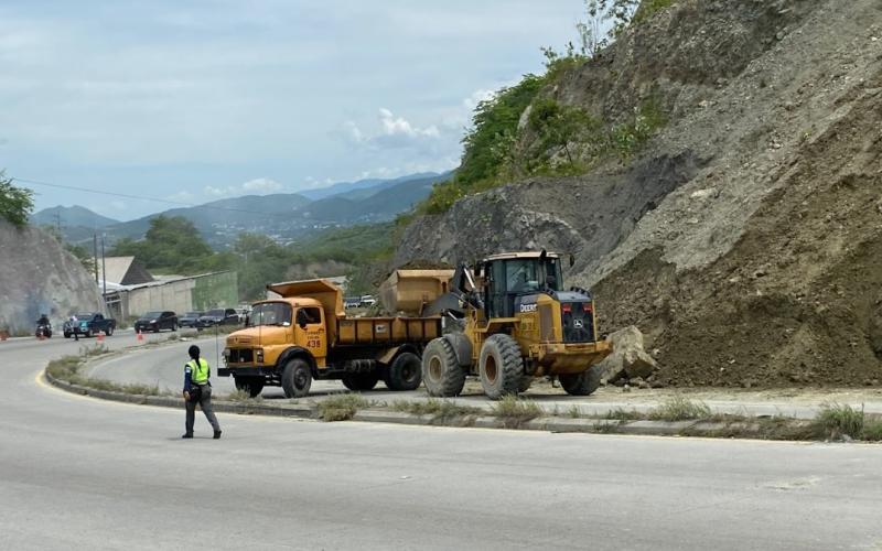 Retiran unas 45 camionadas de material de derrumbe en la CA-09 Norte 