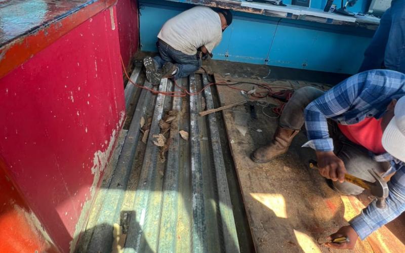 Entre los trabajos realizados destaca la renovación de los tres niveles de piso, que se encontraban en condiciones críticas, lo que representaba un riesgo tanto para los controladores aéreos como para el personal de mantenimiento y limpieza.