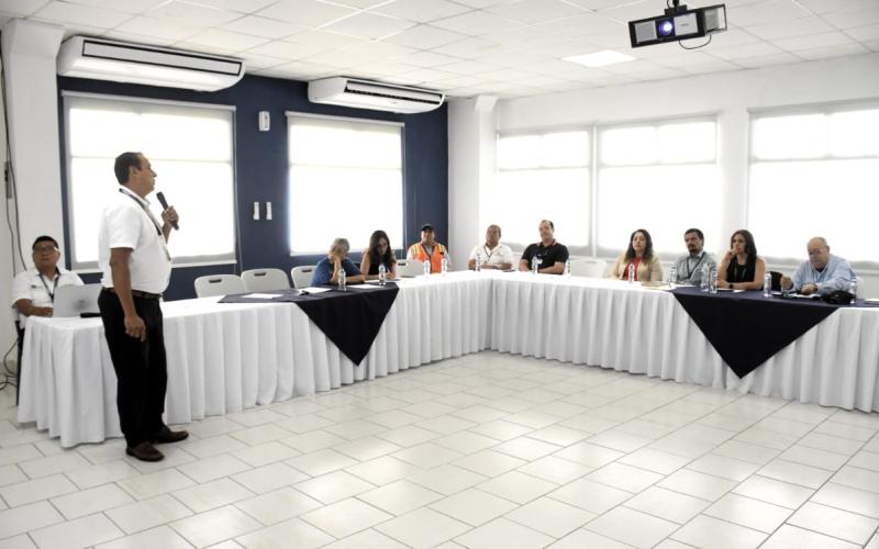 Durante el encuentro, se presentaron las acciones que forman parte del proceso de certificación y mejora de la terminal aérea, entre ellas: la ampliación de la rampa internacional, la modernización del área de parqueos vehiculares, la rehabilitación de calles internas y la renovación de las instalaciones de la terminal.