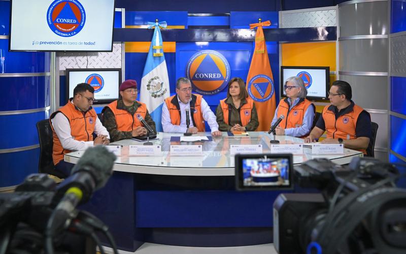 Conferencia de prensa en CONRED