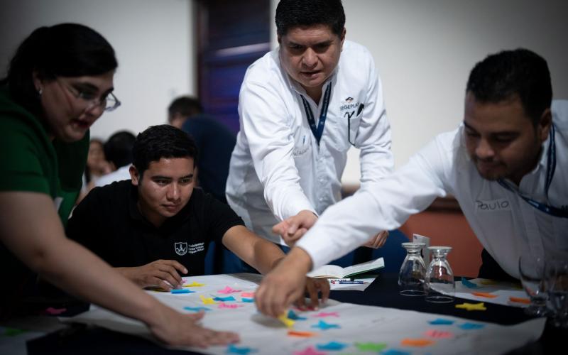 Equipo de municipalidades y de SEGEPLAN participó en el taller de innovación pública.