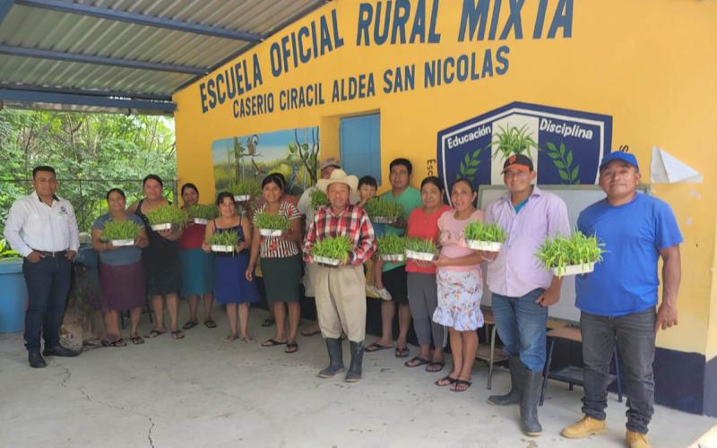 Agricultores de Quezaltepeque capacitados en producción de forrajes sostenibles 