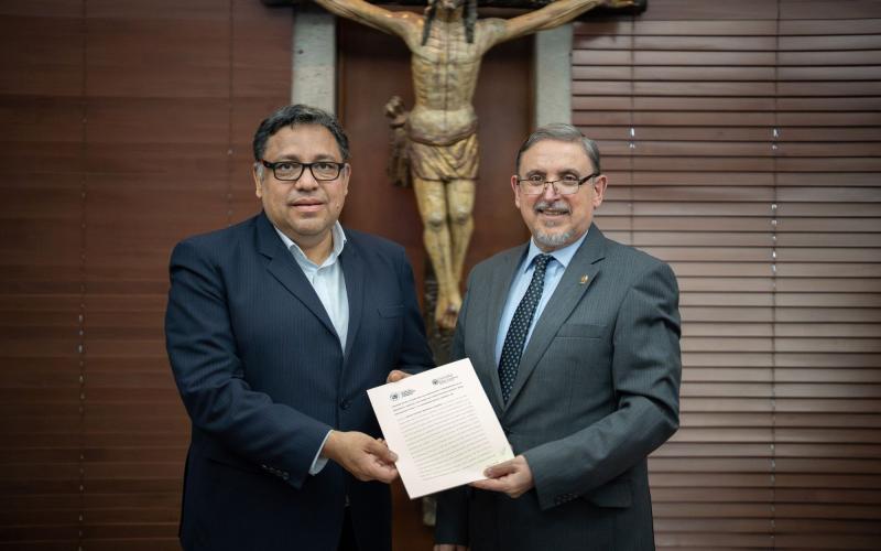 Carlos Mendoza, secretario de Planificación, y Miquel Cortés Bofill, rector de la URL, 