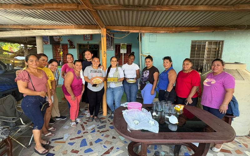 Capacitan a comunitarias de Izabal en prácticas alimentarias saludables