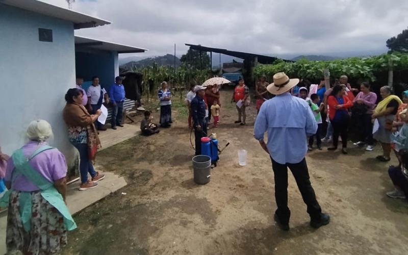 Capacitan a productores en el uso adecuado de bombas aspersoras