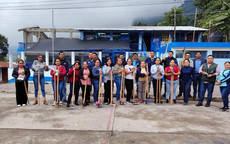 Docentes aprenden de agricultura y alimentación saludable