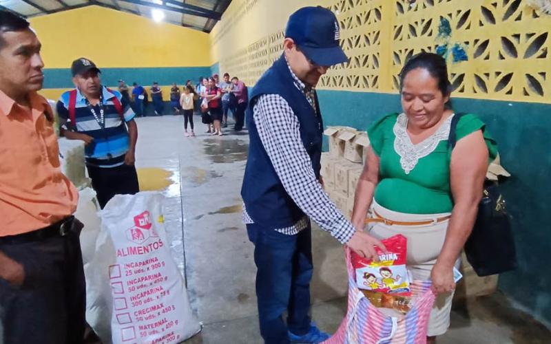 Entregan alimentos como incentivo a su trabajo comunitario