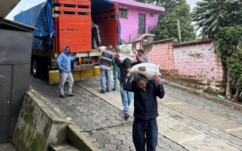 Entregan alimentos para ser entregados en Cabricán