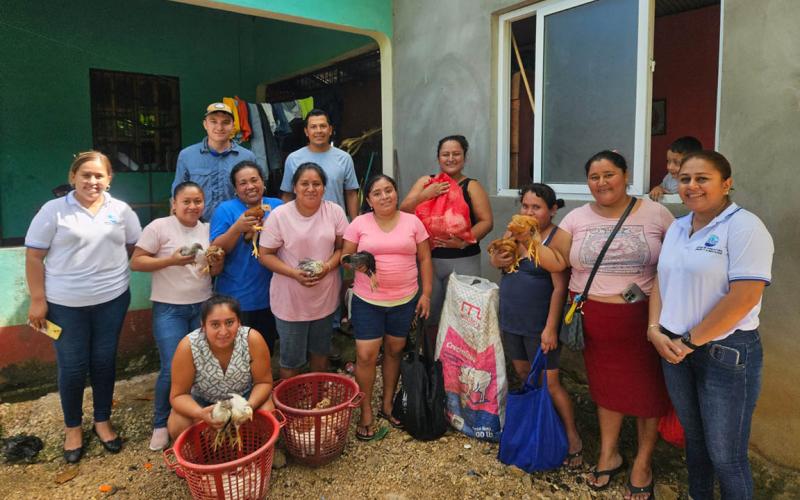 Entregan aves y cerdos a familias de San Francisco, Petén
