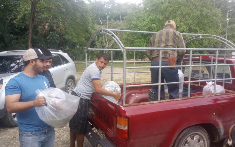 Entregan de alevines para fortalecer la producción acuícola en Sayaxché 