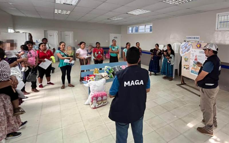 Familias de Izabal reciben alimentos y charlas de nutrición