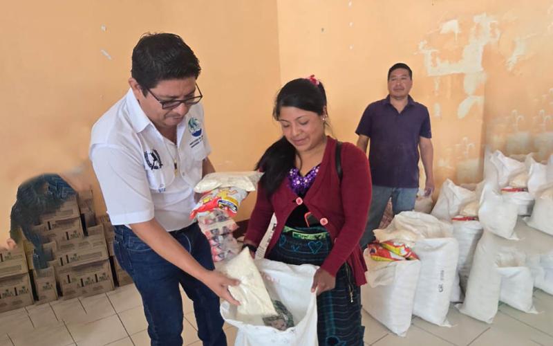 Familias de Tajumulco reciben alimentos como incentivo a su trabajo comunitario